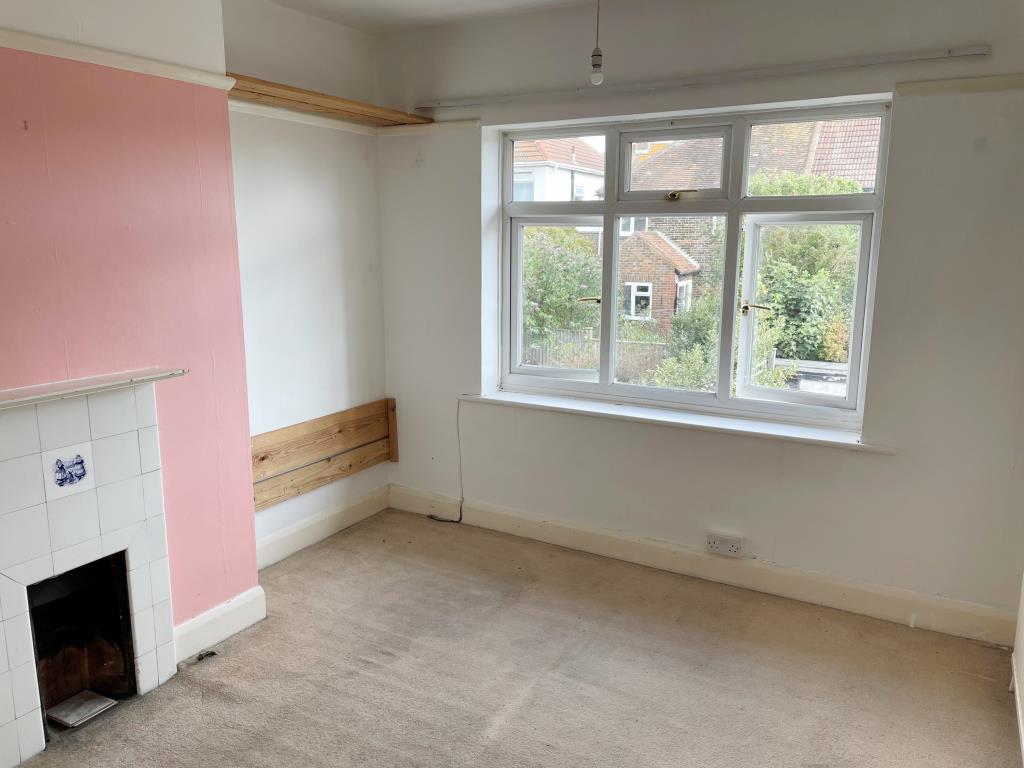 Lot: 73 - HOUSE WITH GARAGE AND GARDENS IN NEED OF UPDATING -